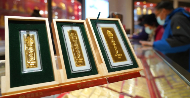 金价又爆发，有人手握9斤金条坚决不卖，多家银行宣布：上调金额