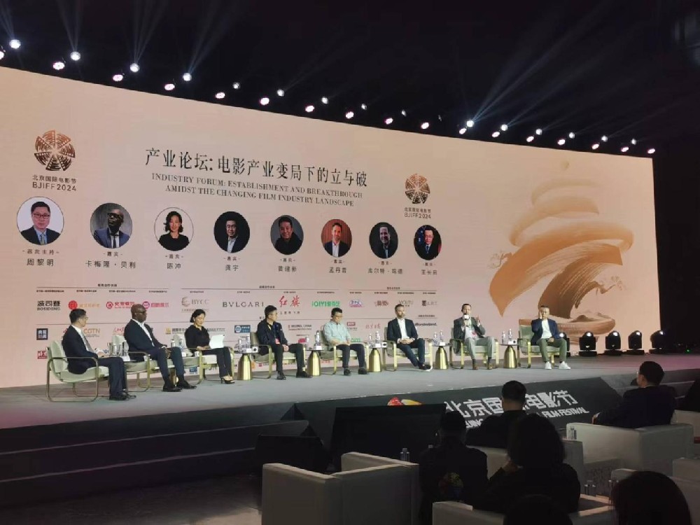 AI、短剧接连冲击，传统电影行业如何应对？黄建新陈冲王长田热议产业变局